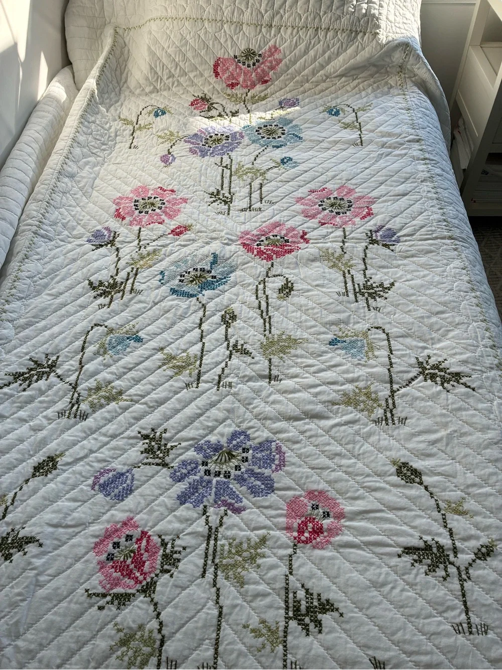 Floral Cross-Stitch White Quilt Bedspread with Pink & Purple Accents